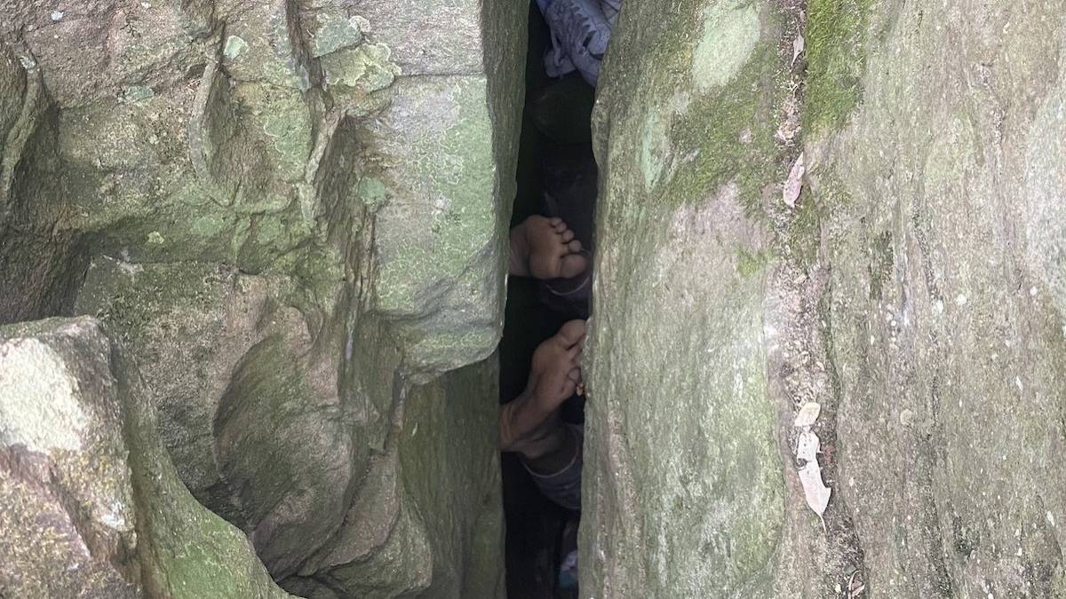 Une photo de la randonneuse qui s'est retrouvée la tête en bas dans une crevasse après avoir essayé de récupérer son téléphone 