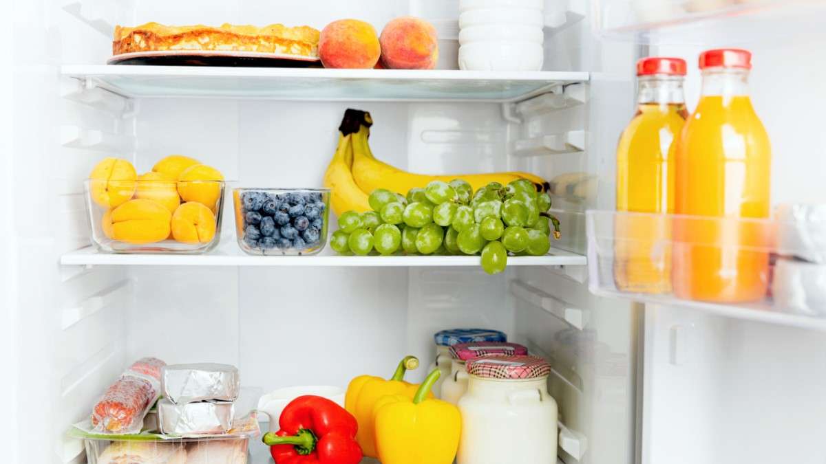 Des fruits et légumes dans un frigo