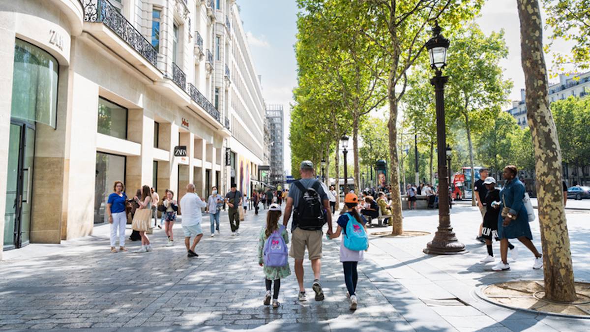 Des touristes sur l'avenue des Champs-Élysées à Paris