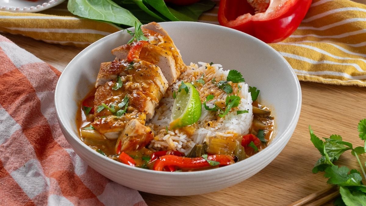 Voyagez avec ce curry rouge de poulet à la thaï, un plat plein de saveurs et facile à cuisiner !