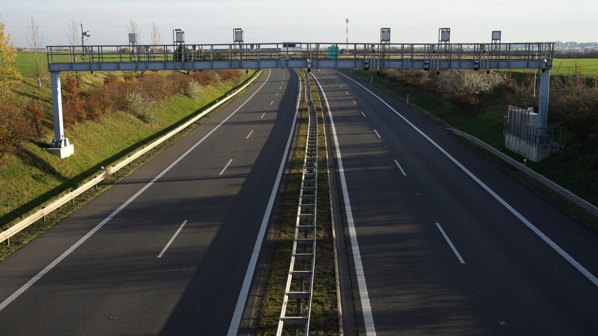 Le portique d'une autoroute en flux libre