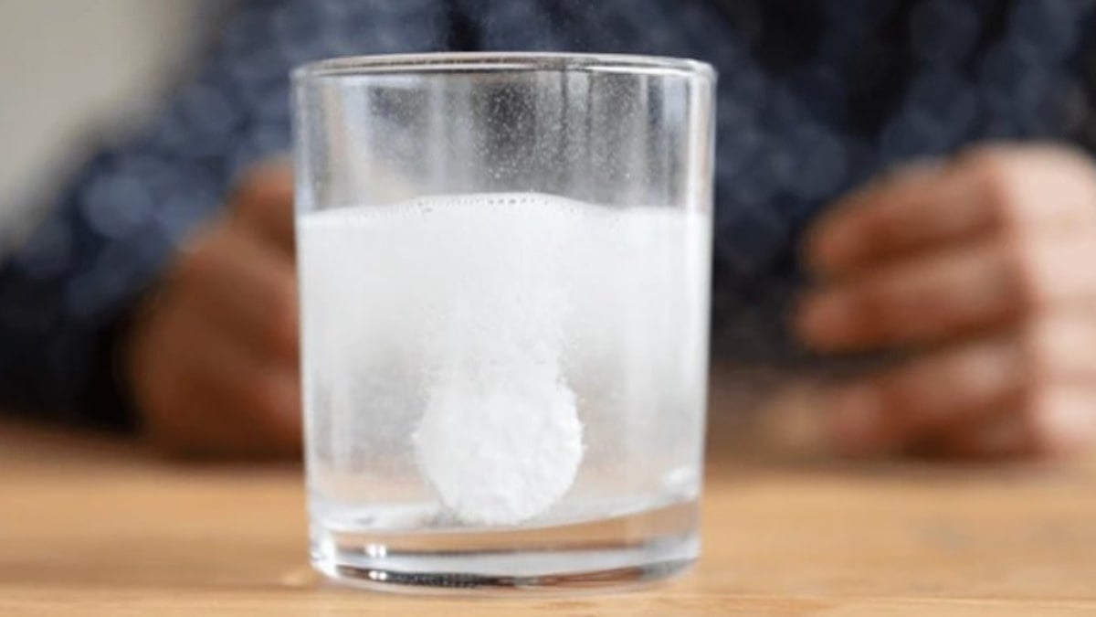 Pastille effervescente dans un verre d'eau 