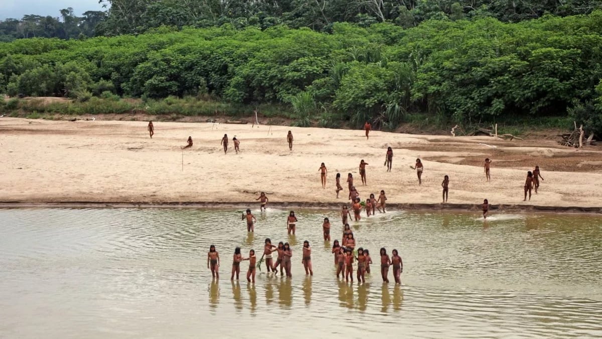 Un drone filme des images rares d'une tribu isolée et coupée du monde au coeur de la forêt d'Amazonie