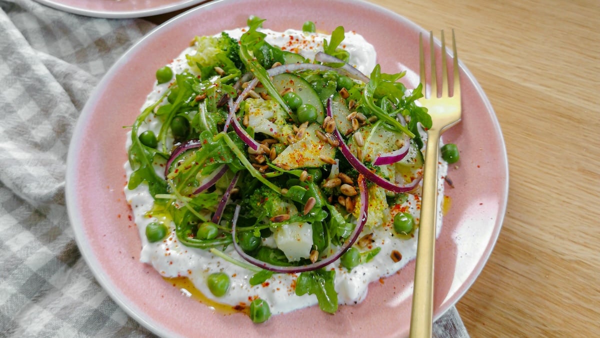 assiette de salade au concombre, brocoli et petits pois