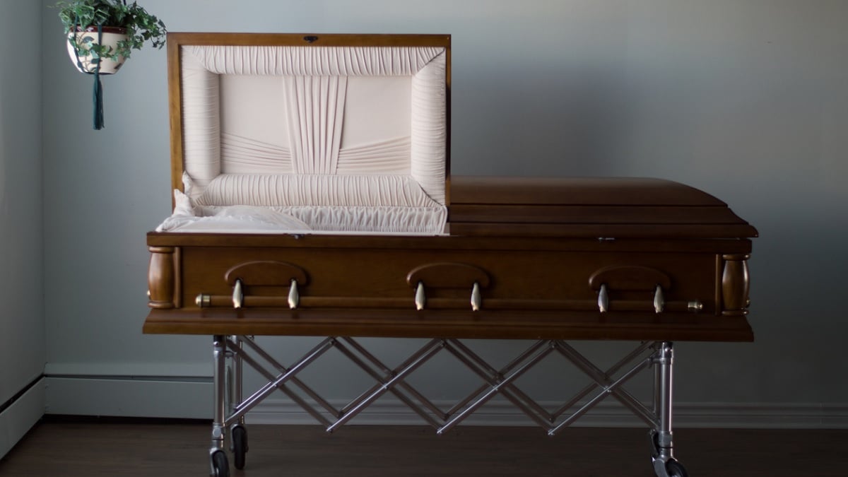 Déclarée morte, une femme de 74 ans se réveille au funérarium, puis décède pour de bon