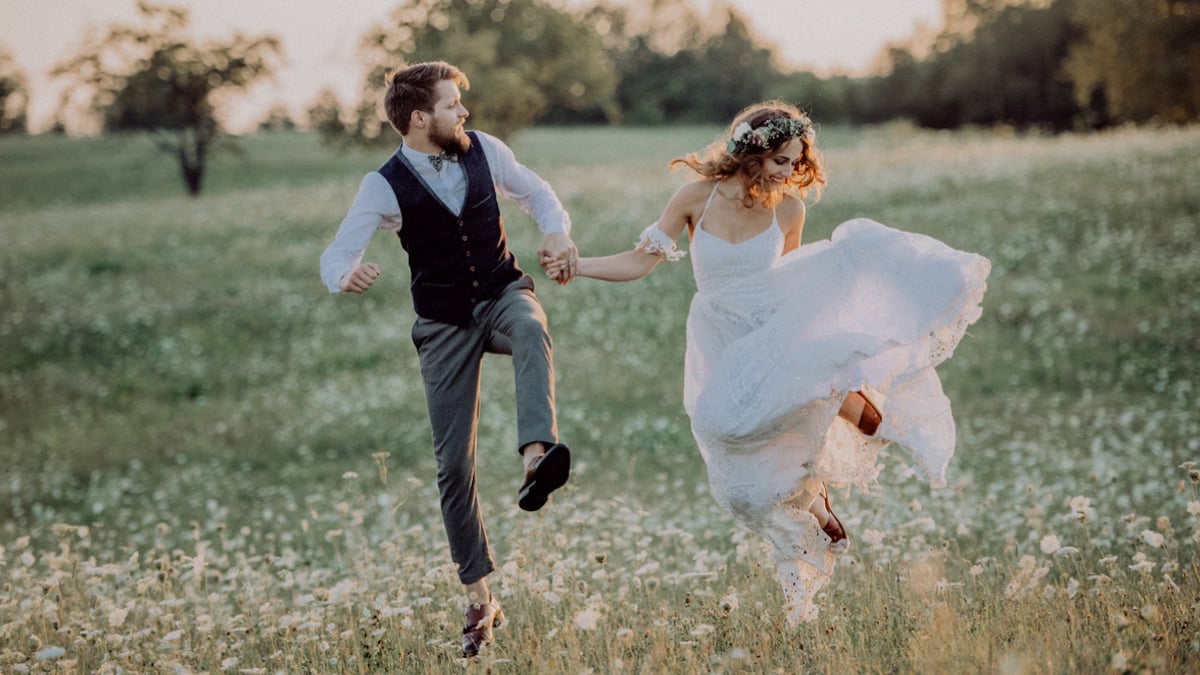  Ce couple, originaire de Gironde, a fait du stop pour se rendre à son... mariage