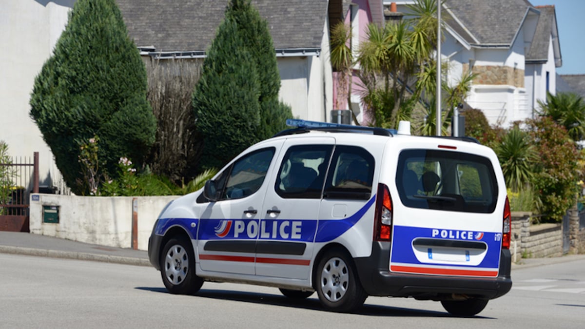 Une voiture de police