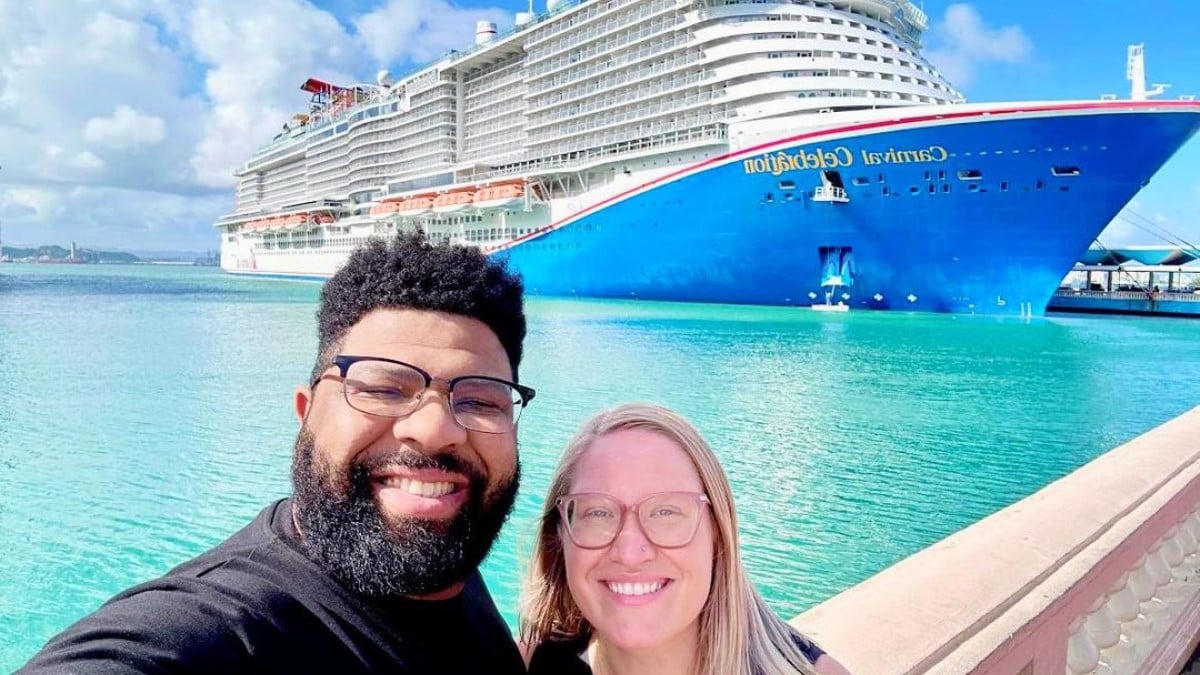 Jorrell et Monica devant un bateau de croisière