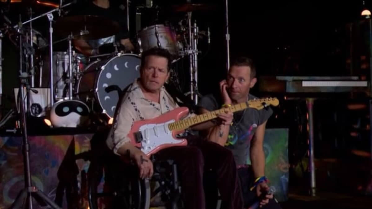 Michael J. Fox arrive sur scène en fauteuil roulant pour jouer avec Coldplay en concert