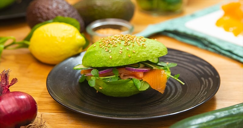 Craquez pour notre sandwich totalement healthy à l'avocat et au saumon fumé !