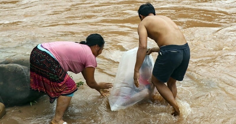 Pour pouvoir aller à l'école, ces enfants vietnamiens doivent traverser la rivière dans des sacs en plastique