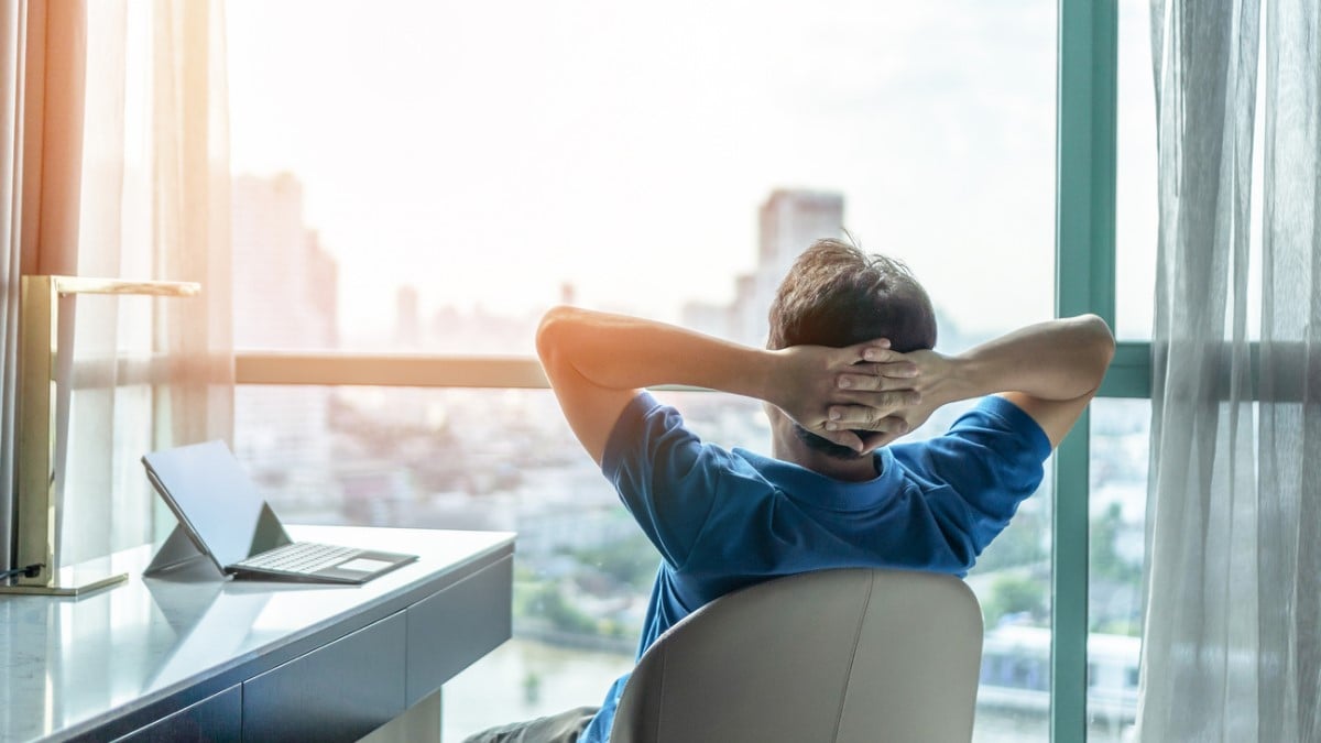 Un homme se détend au travail