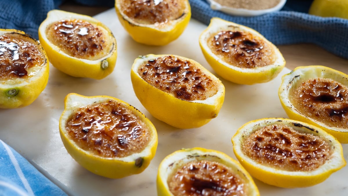 Gourmandise assurée avec les crèmes brûlées au citron... dans un citron !