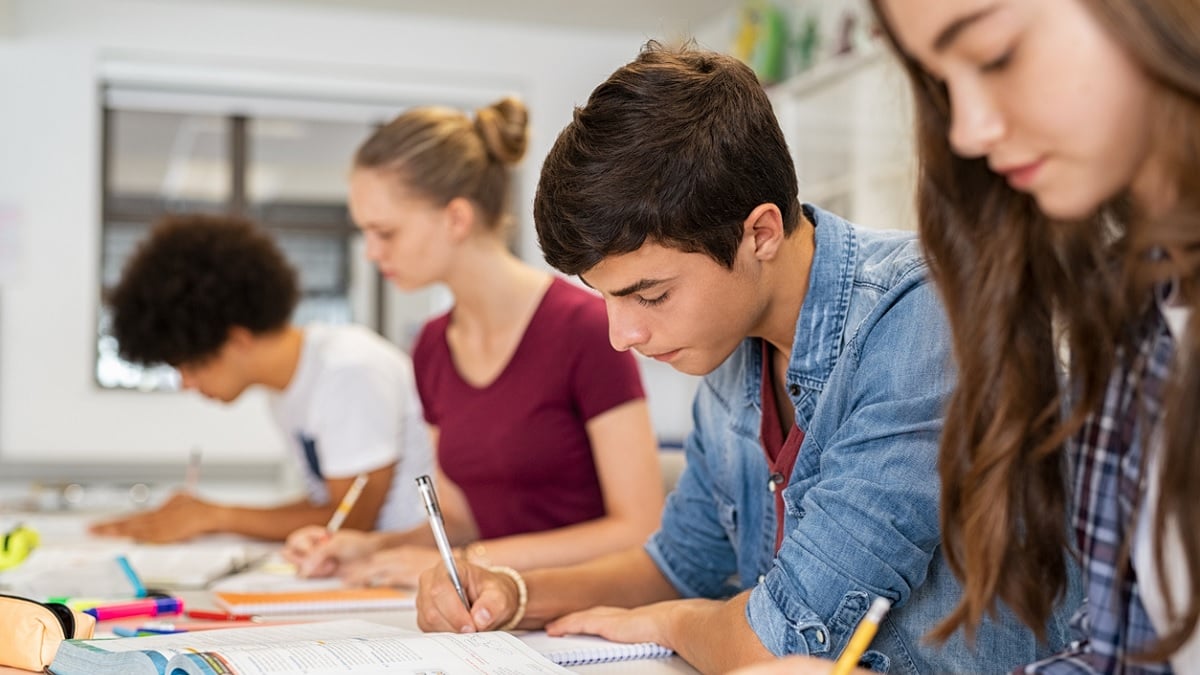 collégiens passant un examen en classe