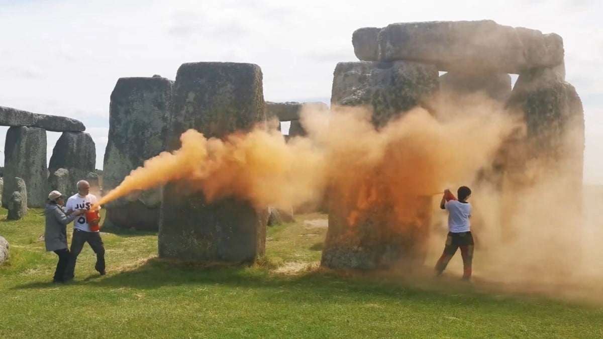 VIDÉO : Stonehenge aspergé de peinture orange par 2 militants écologistes