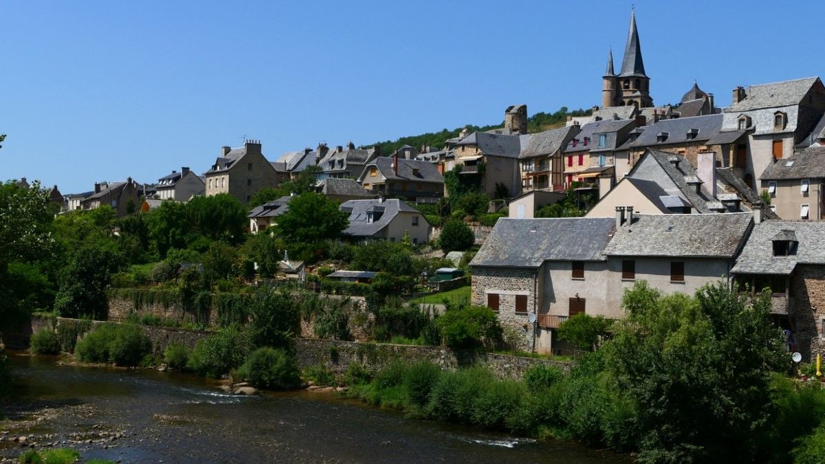 Voici l'un des plus beaux villages de France, une cité médiévale méconnue que vous devez découvrir !