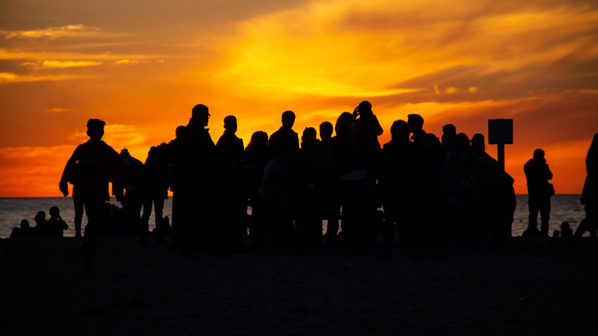 Une foule de personnes regardant l'horizon