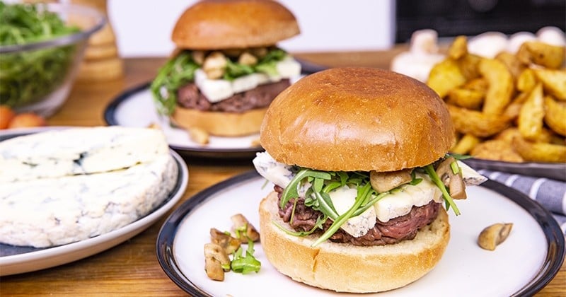 De la Fourme d'Ambert, une poêlée de champignons... Découvrez notre recette de Burger Forestier !