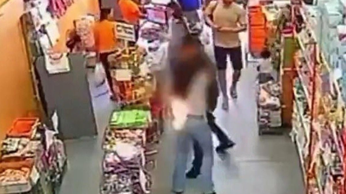 Son téléphone portable explose dans sa poche, elle prend feu en plein milieu d'un supermarché