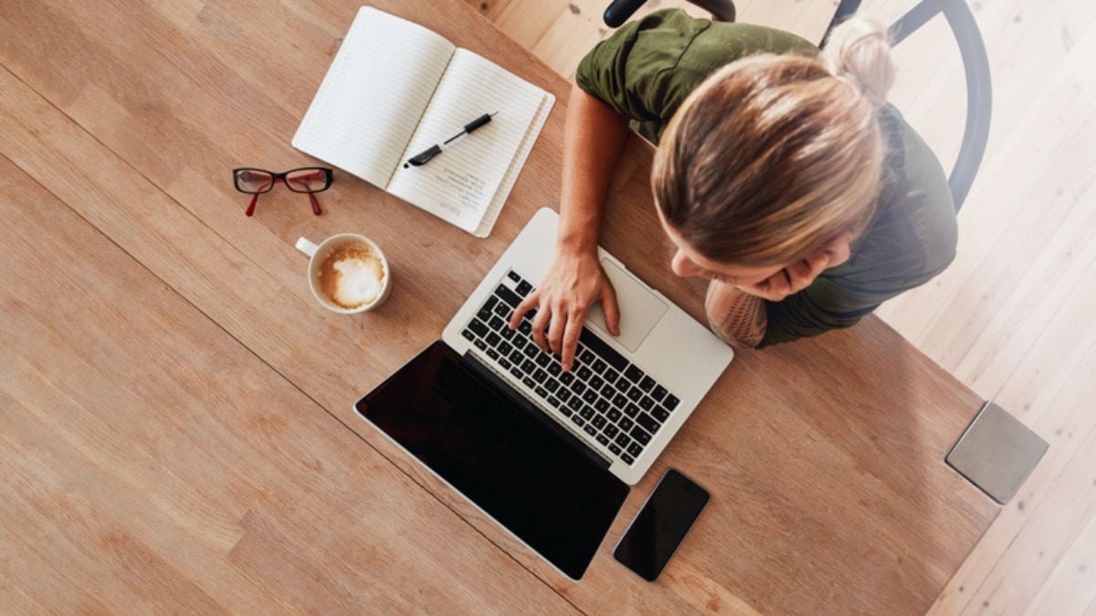 Une femme travaille sur son ordinateur