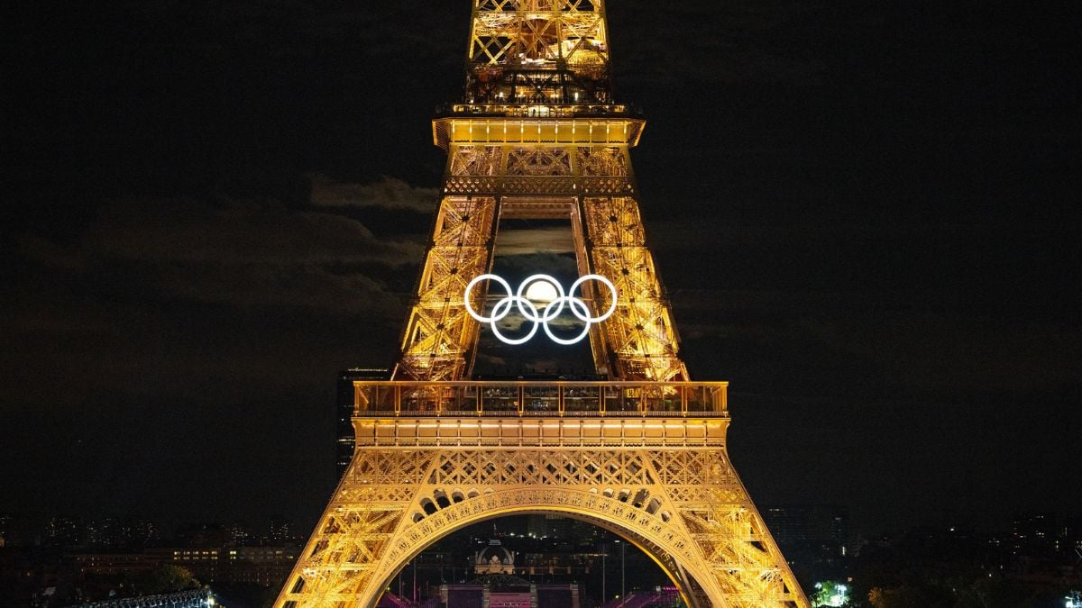 La Lune s'aligne parfaitement avec les anneaux des JO de la Tour Eiffel sur des photos sublimes