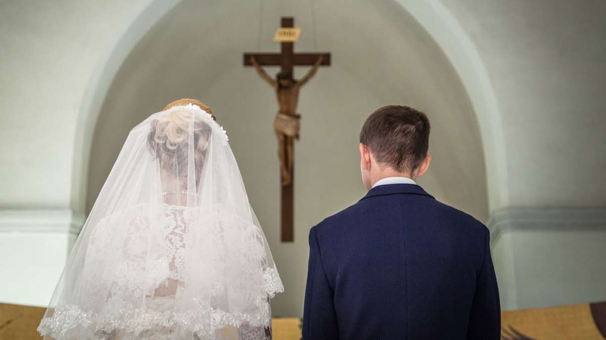 Un couple qui se marie à l'église 