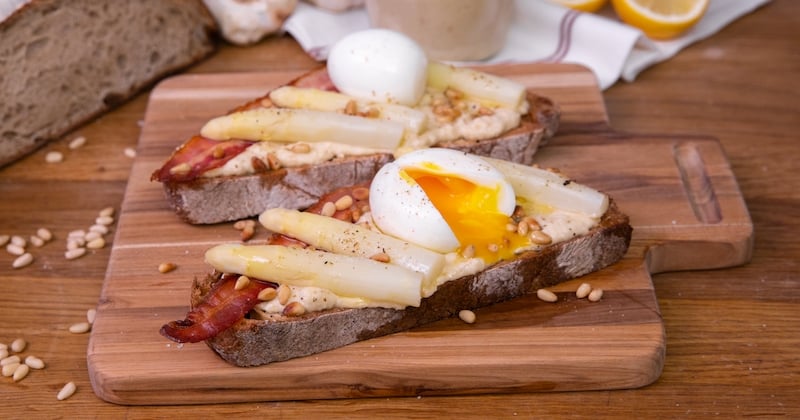 Tartine au houmous d'asperges œuf mollet et lard