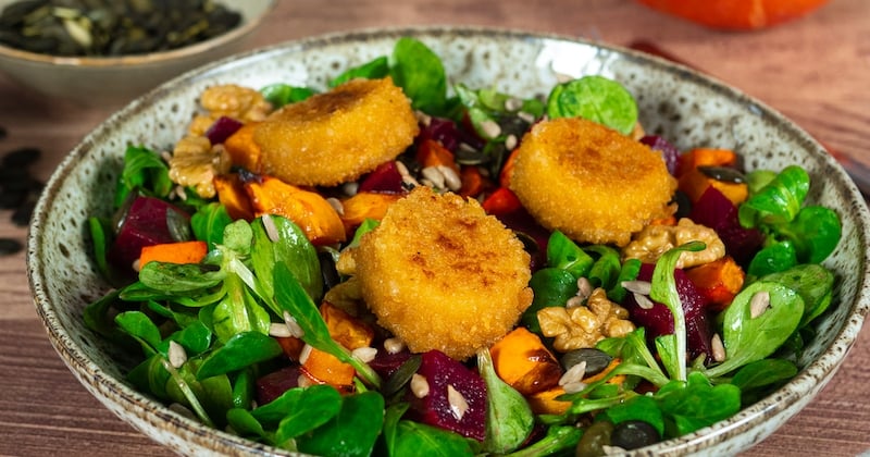 Salade de panés au camembert et légumes de saison