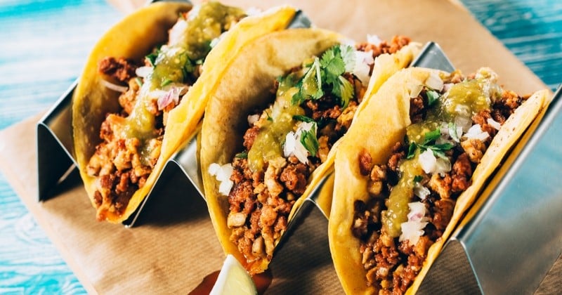 Tacos mexicains de bœuf épicé au fromage et guacamole