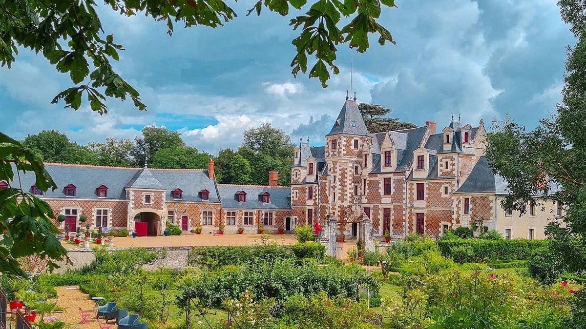 le château de Jallanges et une partie de ses jardins