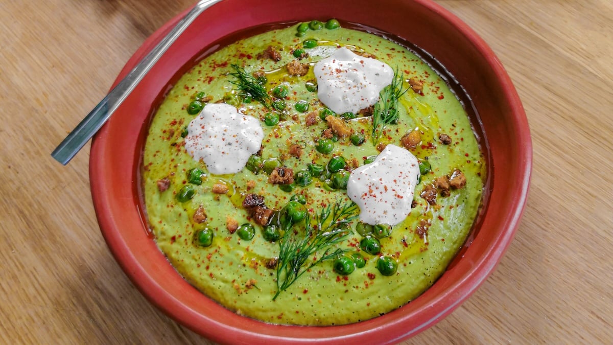 bol de velouté crémeux aux courgettes et petits pois