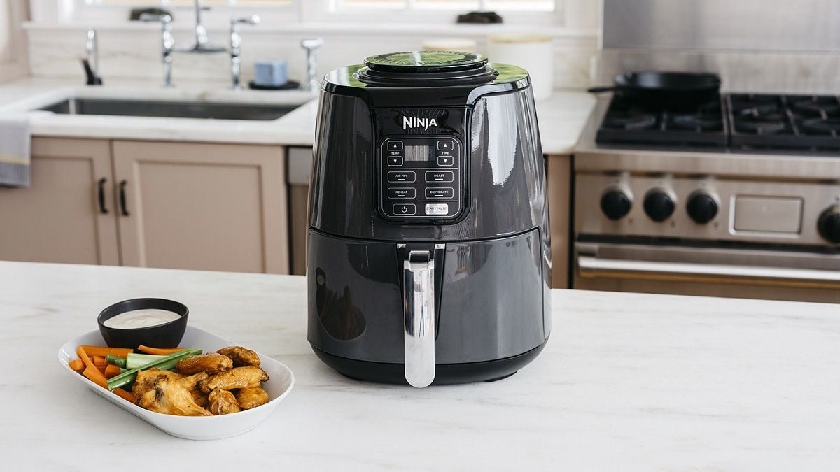 robot Airfryer à côté un plat de poulet