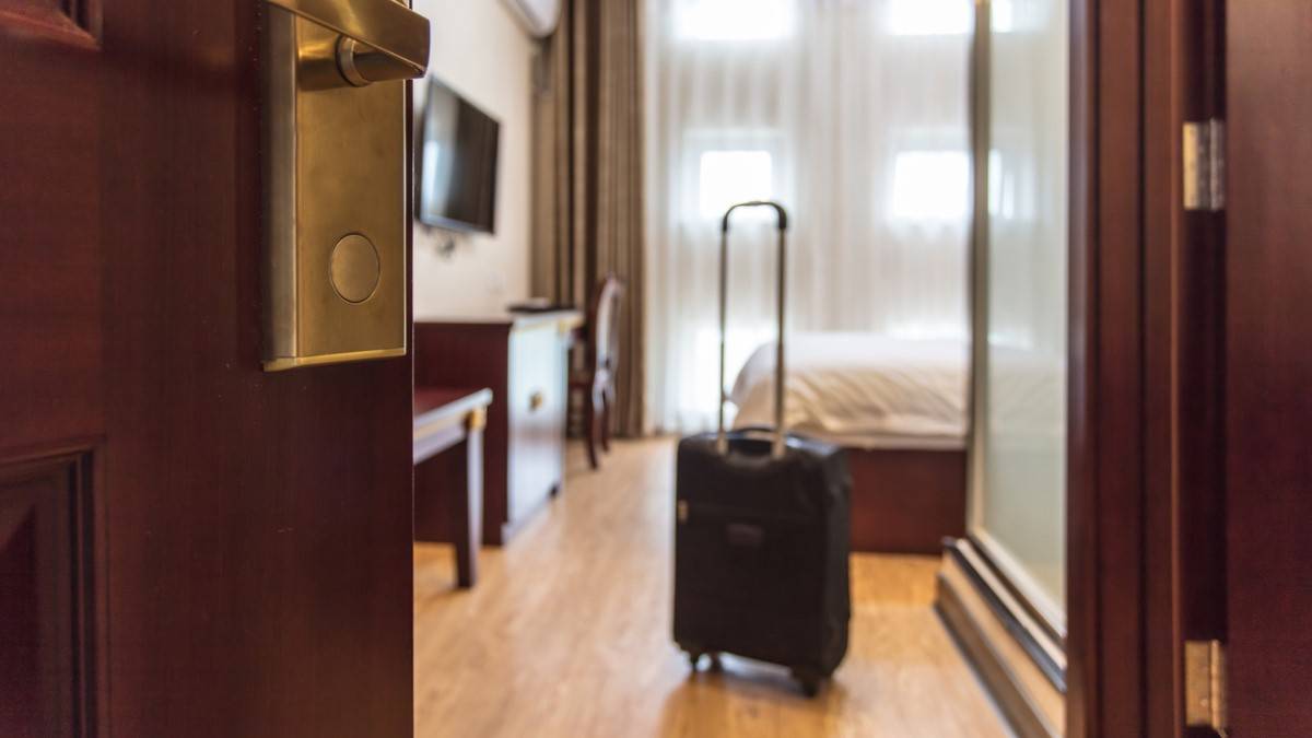 Une valise dans une chambre d'hôtel