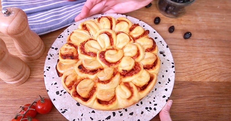 Pour l'apéro, préparez une originale pizza à découper et à partager entre amis !