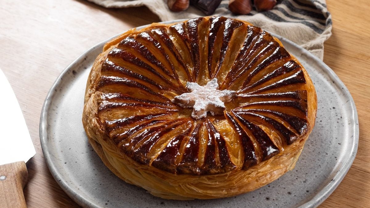 Cette galette des rois au chocolat et aux noisettes est la gourmandise parfaite pour l'Épiphanie !