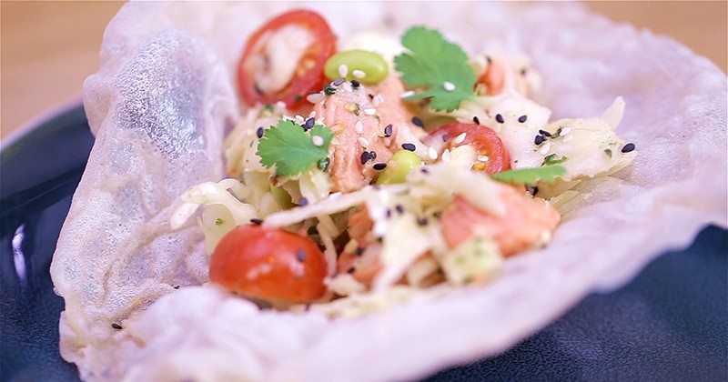 Salade saumon et chou à l'asiatique dans une feuille de riz