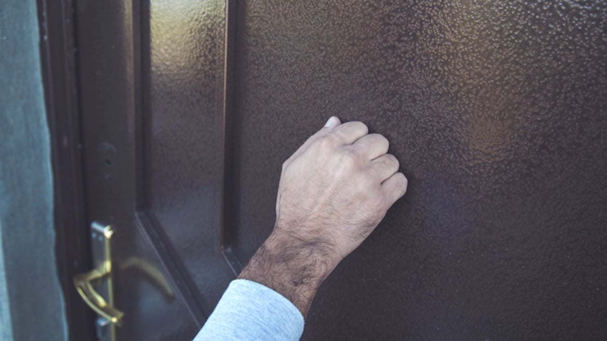 Un individu frappe à une porte