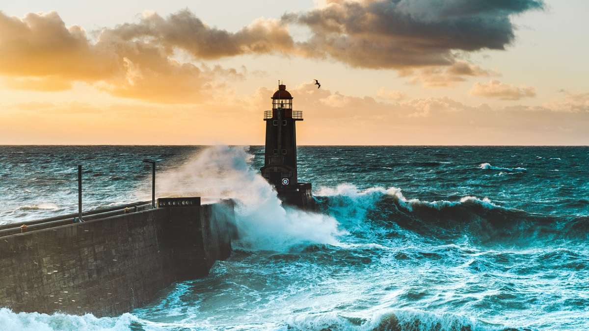 des vagues s'écrasant contre un phare