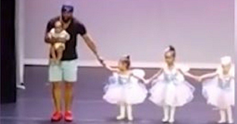 Sa fille de deux ans panique en plein spectacle de danse, il monte sur scène pour faire la chorégraphie avec elle