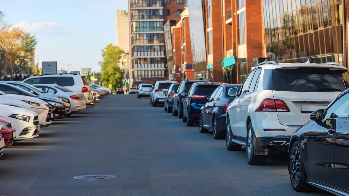 Voitures garées sur un parking