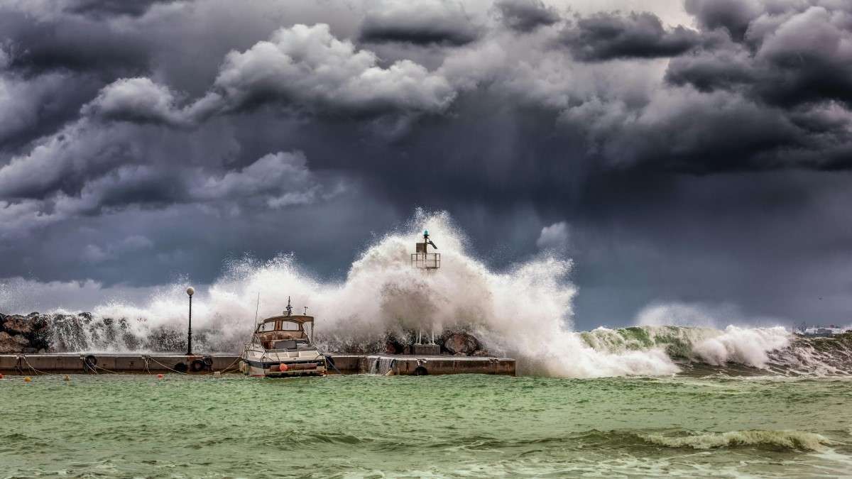 De grosses vagues sur un phare