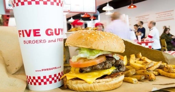 1200 m2, 300 places, 5 étages consacrés au burger : le plus grand Five Guys du monde vient tout juste d'ouvrir... en France, sur les Champs-Elysées ! On y va quand ?