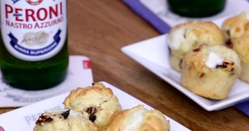 Direction l'Italie pour un apéritif gourmand avec de petits muffins salés servis avec une Peroni bien fraîche !