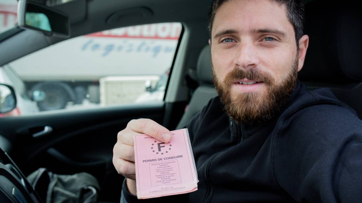 Permis de conduire : est-il possible de garder son “papier rose” en passant au nouveau format ?