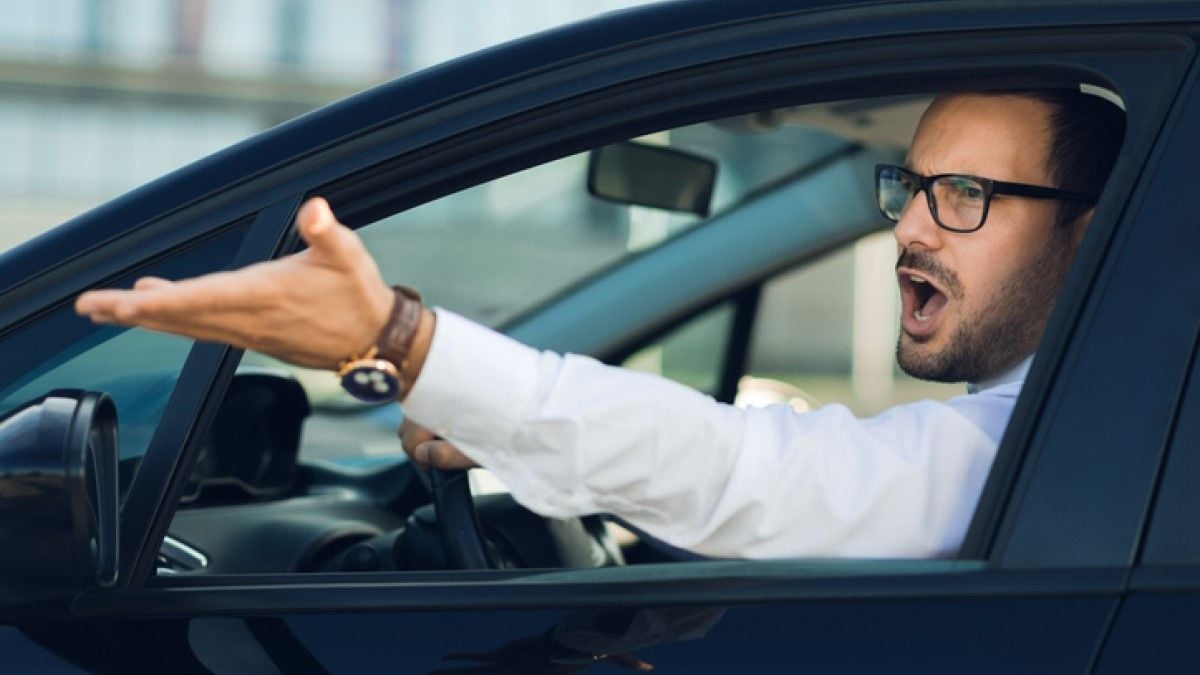 Un homme énervé dans une voiture