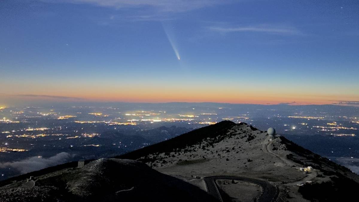 La comète du siècle est arrivée : découvrez les images spectaculaires de sa traversée dans le ciel