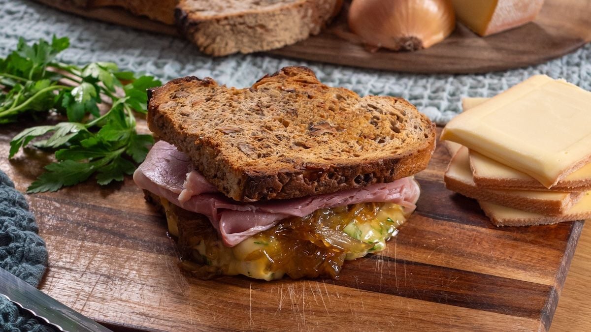 Fondez pour le grilled cheese à la raclette, une recette réconfortant prête en 15 minutes !