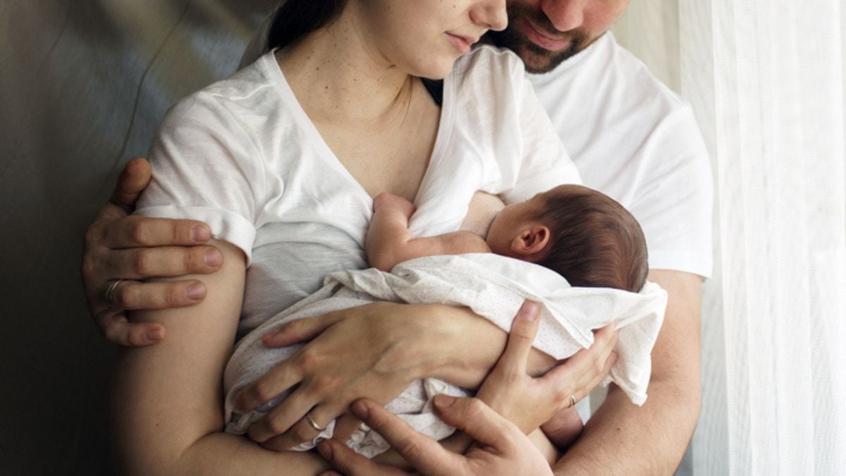 Des parents regardent leur bébé tendrement