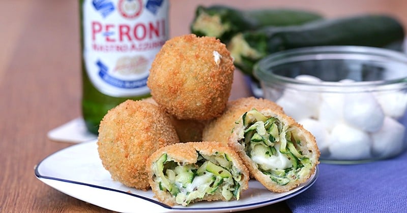 Pour un apéritivo Peroni réussi, rien de mieux que d'apprécier de succulentes croquettes aux courgettes !