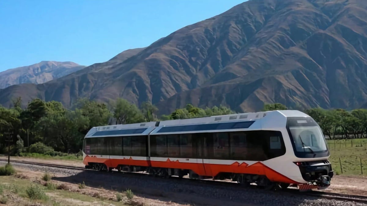 En Argentine, ce train fonctionnant à l'énergie solaire transporte les touristes sur les plus beaux sites du pays